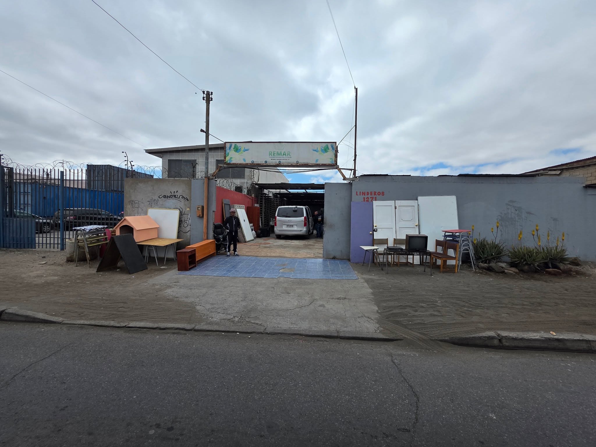 Voluntarios de Remar Chile con chalecos en una casa hogar